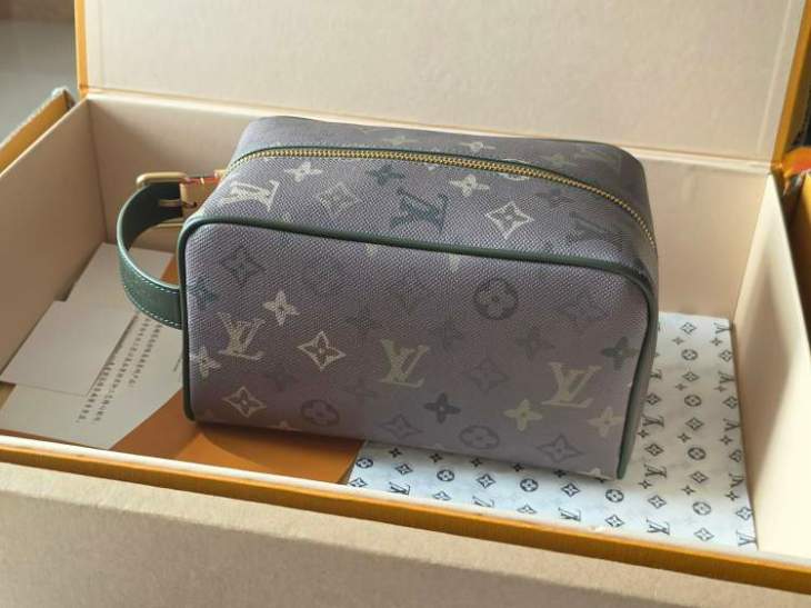Picture of Louis Vuitton Wallets _SKUfw221244267fw